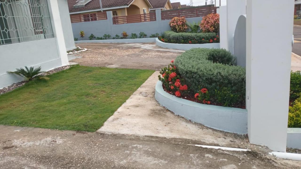 Hillside Sunrise, 2 Bed 2 Bath In Gated Community, Close To Beach, Food, Clubs & Shopping Free Parking, Free Wi-Fi Montego Bay Exterior foto
