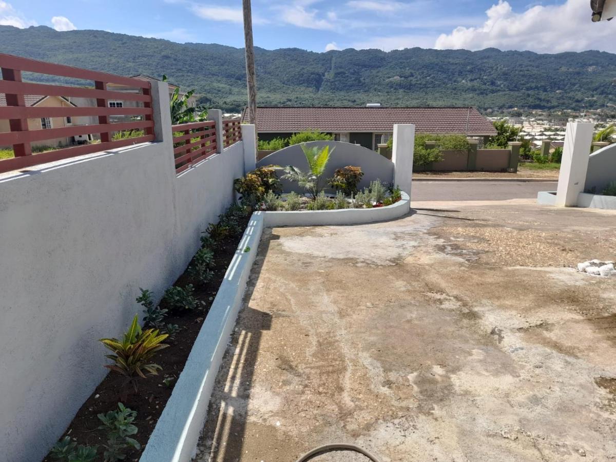 Hillside Sunrise, 2 Bed 2 Bath In Gated Community, Close To Beach, Food, Clubs & Shopping Free Parking, Free Wi-Fi Montego Bay Exterior foto